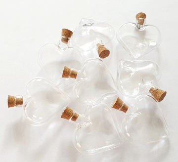 Стеклянная бутылка в форме сердца с пробкой.