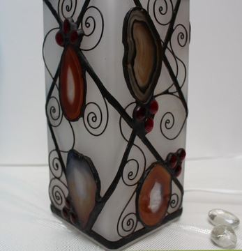 Ночник из молочного стекла, украшенный агатами.