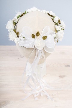 Obfity wianek komunijny z kwiatów z perłami