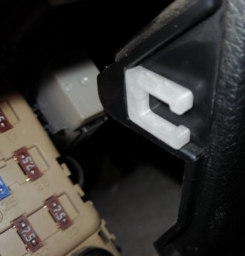 Защелки крышки предохранителей SUBARU - DURABLE