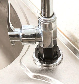 ТЕФЛОНОВАЯ ЛЕНТА ДЛЯ ПРОКОЛИРОВАНИЯ ВОДОНЕПРОНИЦАЕМЫХ ОТВЕРСТИЙ В БАССЕЙНЕ