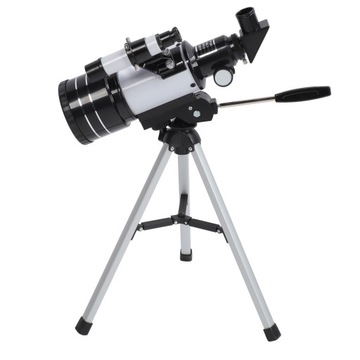 Астрономический телескоп с большим увеличением. Наблюдение ясного неба QT.