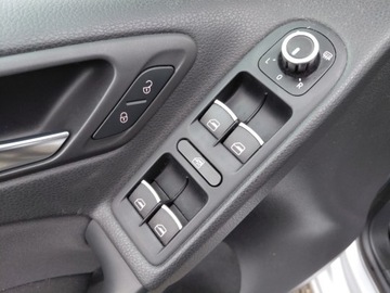 Volkswagen Golf VI Hatchback 5d 1.6 TDI-CR DPF BlueMotion 105KM 2011 Volkswagen Golf Klimatronik Podgrzewane fotele 2xPDC Sensor Alu 1.6 Diesel, zdjęcie 7