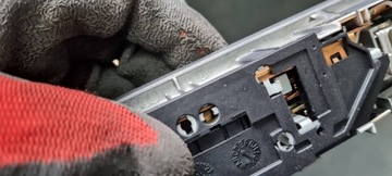 A6 C6 FACELIFT LAMPA POLSTROVÁNÍ ZADNÍ SLINE ČERNÁ 4L0947111B