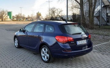 Opel Astra J Sports Tourer 2.0 CDTI ECOTEC 160KM 2010 Opel Astra 2,0CDTI (160KM) 196 tys. km Bezwypadkowy 2.0 Diesel 160KM, zdjęcie 2