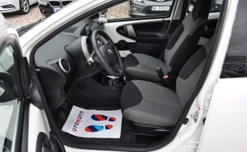 Toyota Aygo I Hatchback 5d Facelifting 1.0 VVT-i 68KM 2013 Toyota Aygo Klimatyzacja Nawigacja TOM TOM Elektryczne Szyby Benzyna 68KM, zdjęcie 12