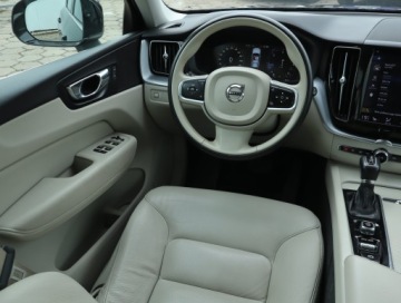 Volvo XC60 II Crossover D4 190KM 2020 Volvo XC60 D4, Salon Polska, 187 KM, Automat, zdjęcie 6