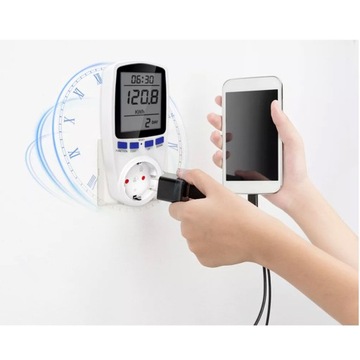 Ваттметр/счетчик потребления электроэнергии, подключенный к сети, вставленный в розетку