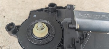 7L0959702A MOTOREK OKNO PRAVÝ PŘEDNÍ TOUAREG I