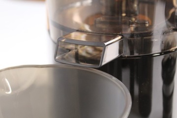 МЕДЛЕННАЯ СОКОВЫЖИМКА ДЛЯ ОВОЩЕЙ И ФРУКТОВ - STELLA