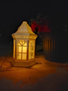 Белый садовый фонарь