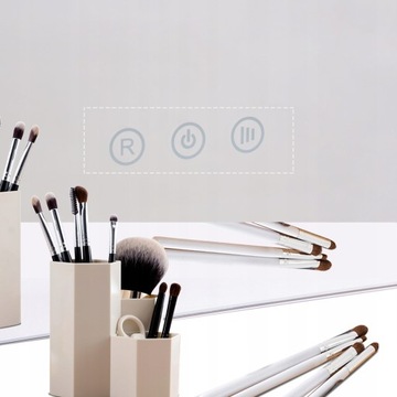 Белое стоячее зеркало с макияжем