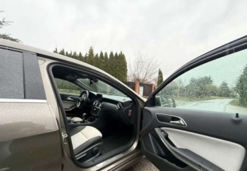 Mercedes Klasa A W176 Hatchback 5d 1.6 180 BlueEFFICIENCY 122KM 2013 Mercedes-Benz Klasa A Mercedes-Benz Klasa A 180 1.6 Benzyna 122KM, zdjęcie 23