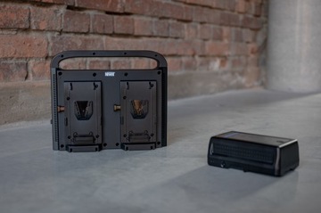 NEWELL BP-4CH ЧЕТЫРЕХКАНАЛЬНОЕ ЗАРЯДНОЕ УСТРОЙСТВО V-MOUNT