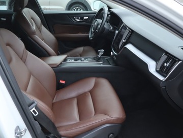 Volvo V60 II  Kombi 2.0 T5 250KM 2019 Volvo V60 T5 2.0, Automat, Skóra, Navi, Klima, zdjęcie 8