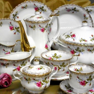 001 SERWIS OBIADOWO-KAWOWY 12/120 Róża Złota IWONA CHODZIEŻ MALCER Porcelan