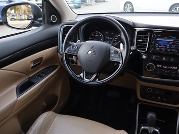 Mitsubishi Outlander III SUV Facelifting 2017 2.2 150KM 2017 Mitsubishi Outlander 2.2 DI-D, Salon Polska, zdjęcie 6