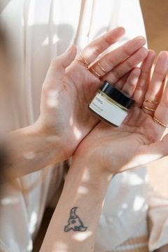 РАЗГЛАЖИВАЮЩЕЕ И УВЛАЖНЯЮЩЕЕ 100% ВЕГАНСКОЕ МАСЛО ДЛЯ СУХИХ ГУБ МАНЖЕРИНОВОЕ