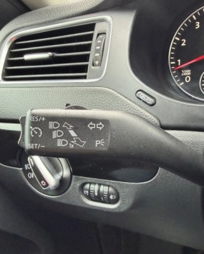 Volkswagen Jetta VI Sedan 1.2 TSI 105KM 2013 Volkswagen Jetta Salon Polska. Serwis ASO Czujniki 1.2 Benzyna 105KM, zdjęcie 10