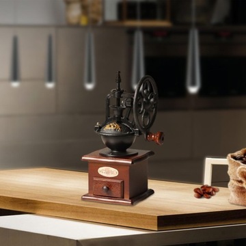 Кофемолка старинного типа. Керамическая мельница для помола кофе.