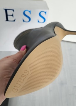 Фирменные серые кожаные ботильоны GUESS, размер 41