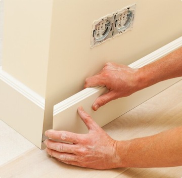 Белый декоративный плинтус FP10