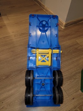 Duża śmieciarka z pojemnikami Wader