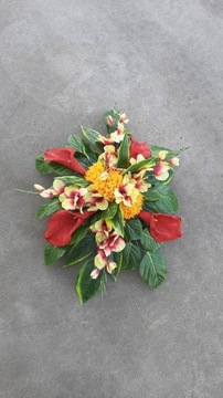 Украшение, букет, композиция на кладбище.