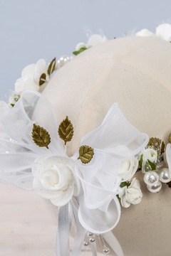 Obfity wianek komunijny z kwiatów z perłami