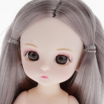 Очаровательная девушка с шаровидным суставом диаметром 16 см, седыми прямыми волосами.