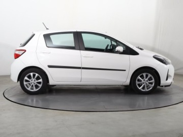 Toyota Yaris III Hatchback 5d Facelifting 2017 1.0 VVT-i 72KM 2020 Toyota Yaris 1.0 VVT-i, Salon Polska, zdjęcie 5