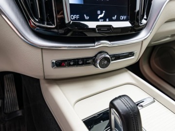 Volvo XC60 II 2021 VOLVO XC60 B4 D AWD Momentum Pro aut Suv 197KM 2021, zdjęcie 19