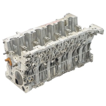 6-цилиндровый блок двигателя BMW на столе