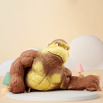 Goryl ściska lalkę wydechową, aby złagodzić stresStatuetka goryla