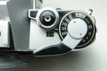 Аналоговый корпус Canon AE-1 с объективом