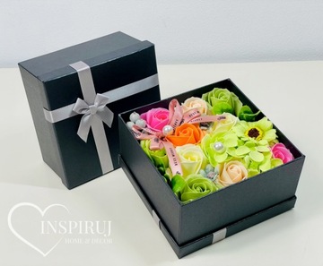 ЦВЕТОЧНАЯ КОРОБКА С МЫЛЬНЫМИ ЦВЕТАМИ ПОДАРОЧНАЯ КОРОБКА ПОДАРОЧНЫЕ ЦВЕТЫ МЫЛЬНЫЕ РОЗЫ
