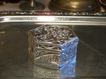 ШЕСТИГРАННАЯ ЯНТАРНАЯ КОРОБКА, ИМИТАЦИЯ ТАБЛИЧКИ С ГРАВИРОВКОЙ