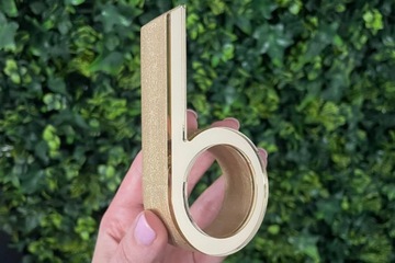 Логотип в виде буквы из плексигласа, золотое серебряное зеркало