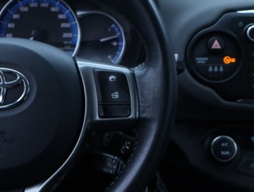 Toyota Yaris III Hatchback 5d Facelifting Hybrid 100KM 2014 Toyota Yaris 1.5 Hybrid, Automat, Klima, zdjęcie 18