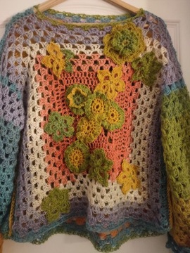 Kolorowy sweter na szydełku handmade boho rękodzieło kwiatki