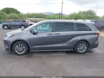 Toyota Sienna III 2022 Toyota Sienna LE 2022 2.5L 2.5 Hybryda 189KM, zdjęcie 2