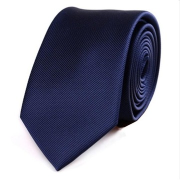 Элегантный узкий галстук темно-синего цвета.