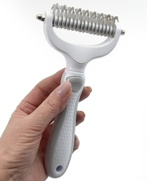 Матовая расческа TRIMER удаляет мертвую собачью шерсть.