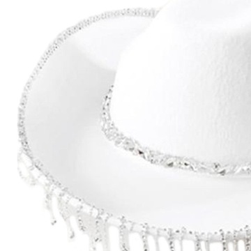 Zachodni kapelusz kowbojski z brokatem i frędzlami z kryształkami. Zachodni kapelusz kowbojski w kolorze białym