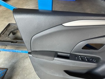 TAPICERKA,BOCZEK DRZWI LEWY PRZÓD OPEL CORSA F