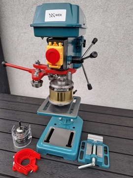 Машина для консервирования банок.