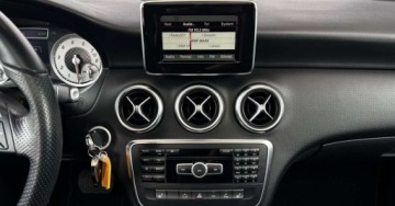 Mercedes Klasa A W176 Hatchback 5d 1.6 180 BlueEFFICIENCY 122KM 2014 Mercedes-Benz Klasa A Salon PL Panorama Czujniki Bi-ksenon Podgrzewane fot, zdjęcie 16