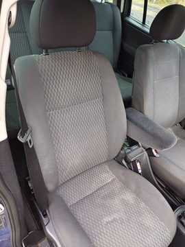 SEDADLO PRAVÝ SPOLUJEZDCE PŘEDEHŘÁTÝ OPEL ZAFIRA A 2001R 2.0 DTI
