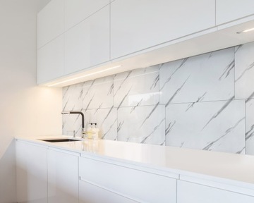 САМОКЛЕЯЩАЯСЯ НАСТЕННАЯ ПАНЕЛЬ БЕЛЫЙ МРАМОР ЛАМИНАТ ПВХ БЛЕСК LVT07 10