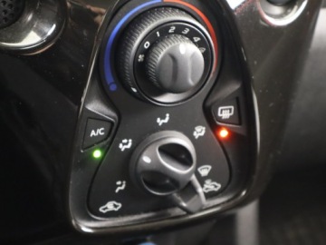 Peugeot 108 1.2 VTi 82KM 2014 Peugeot 108 1.2 PureTech, Klima, Parktronic,ALU, zdjęcie 15